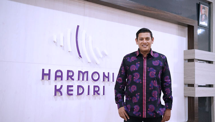 Wali Kota Kediri saat memakai batik khas Kota Kediri (Foto: Protokol dan Komunikasi Pimpinan Sekretariat daerah Kota Kediri)