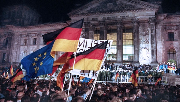 Jerman Barat dan Jerman Timur bersatu membentuk satu negara Jerman pada 3 Oktober 1990. (FOTO: br.de)