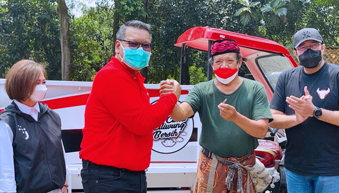 PDI Perjuagan hibahkan kendaraan serbaguna kepada Komunitas Sangga Buana yang dibina Chareuddin alias Babe Idin. (FOTO: PDI Perjuangan)