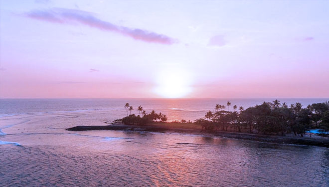 Scenic sunset panorama at Senggigi Beach, West Lombok (PHOTO: Tourism Ministry of West Lombok)