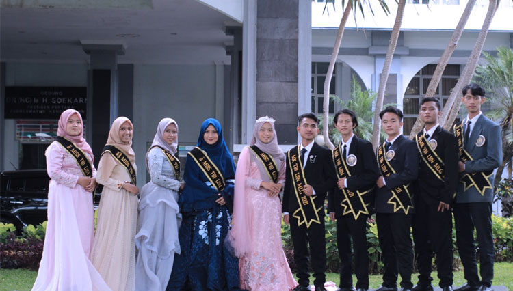 Mr & Miss TBI UIN Malang 2021 berpose mengenakan selempang penghargaan. (Foto: Dok. TBI UIN Malang for TIMES Indonesia)