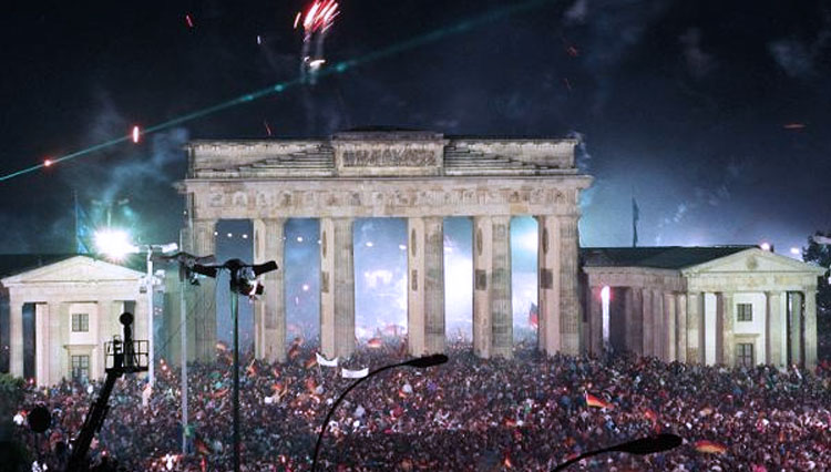 Warga-Jerman-merayakan-keputusan-bersatunya-Jerman-Barat-dan-Jerman-Timur.jpg