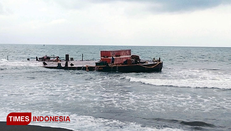 Sebuah kapal tongkang kandas di pantai Bojongsalawe, Kabupaten Pangandaran (Foto : Syamsul Ma'arif/TIMES Indonesia)