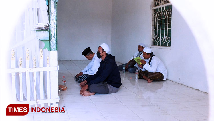 Para peziarah saat melakukan ziarah di makam Syekh Umar Sumbawa pada Haul Akbar Syekh Umar Sumbawa. (FOTO: Khusnul Hasana/TIMES Indonesia)