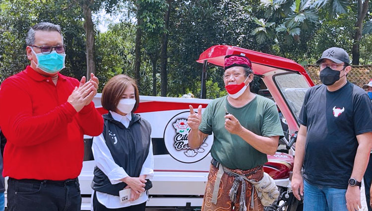 PDI Perjuangan saat menyerahkan hibah kendaraan operasional aktivis lingkungan Chaerudin atau yang akrab disapa Babeh Idin di Jakarta Selatan. (FOTO: PDI Perjuangan)