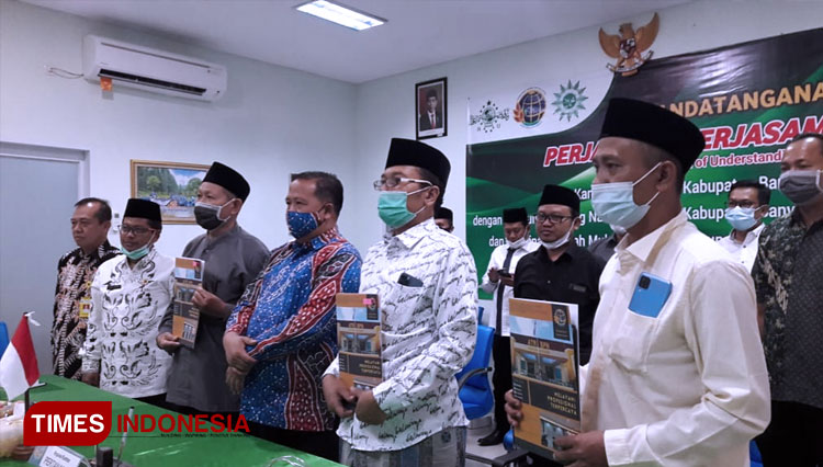 Penandatanganan perjanjian kerja sama antara BPN, PCNU dan PD Muhammadiyah Banyuwangi (FOTO: Rizki Alfian/ TIMES Indonesia)