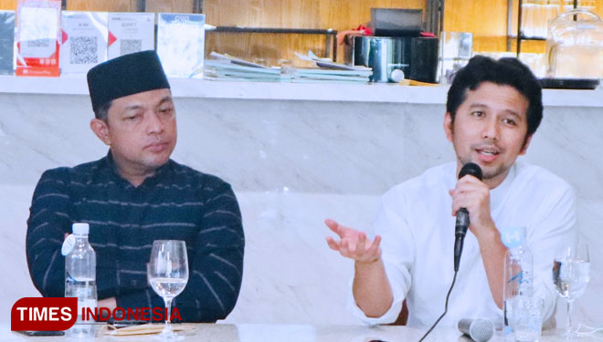 Gus Hans dan Wagub Jatim Emil Dardak saat acara diskusi bersama Gerakan Pemuda Peduli Demokrasi (GPPD) di Surabaya, Minggu (3/10/2021).(Foto: Lely Yuana/TIMES Indonesia)