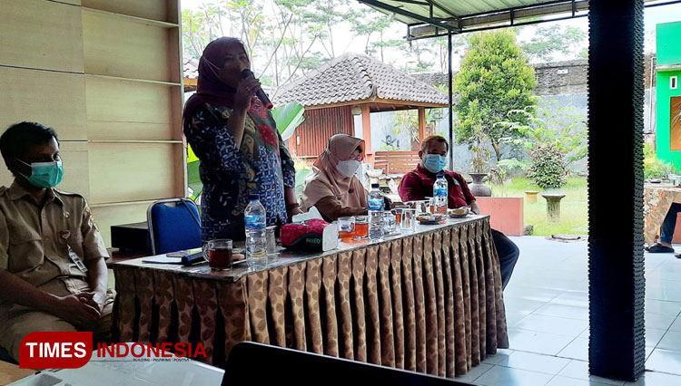 Hj Sri Ruwiyati SE MM saat memberikan sosialisasi kepada anggota Tarang Taruna. (FOTO : DPC PDI Perjuangan for TIMES Indonesia)