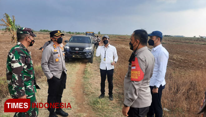 Kapolres Majalengka, AKBP Edwin Affandi terjun langsung mengamankan lokasi perbatasan Majalengka - Indramayu. (Foto: Jaja Sumarja/TIMES Indonesia)