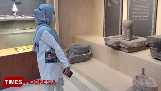 Para pengunjung saat melihat pameran peninggalan sejarah purbakala Krajan Blambangan. (FOTO: Riswan Efendi/TIMES Indonesia)