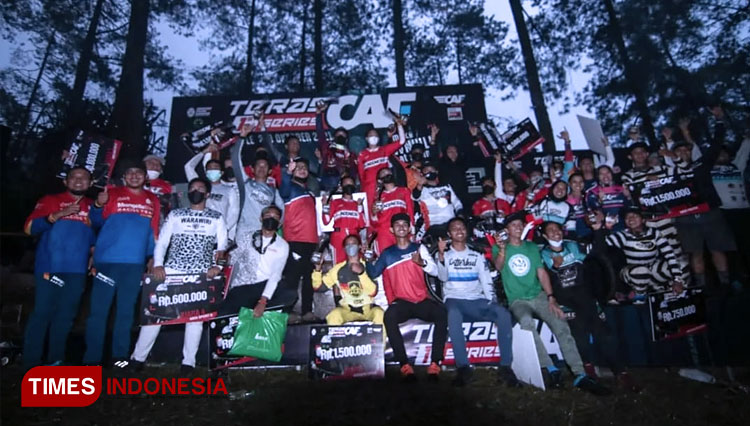 Hildan Afos Katana bikin kejutan dengan meraih juara Kelas Men Elite Teras CAF 1st Series Downhill Race di Cikole Bike Park, Lembang, Bandung. (FOTO: Muhammad Dhani Rahman/TIMES Indonesia)