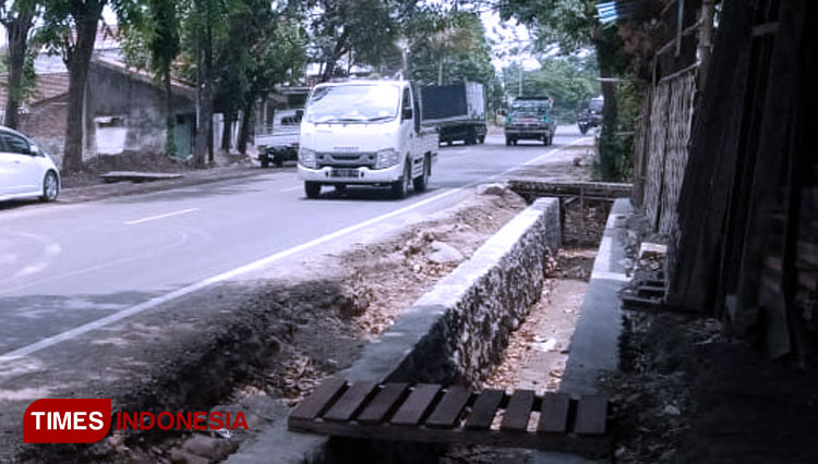 Tak Kunjung Rampung Warga Keluhkan Proyek Drainase Di Jalan Nasional