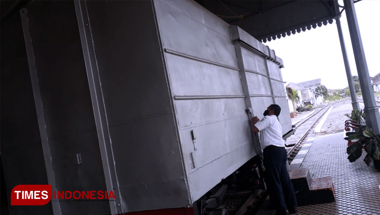 Pemeriksaan replika Gerbong Maut di Museum Kereta Api Kabupaten Bondowoso, Jawa Timur (FOTO: Moh Bahri/TIMES Indonesia).