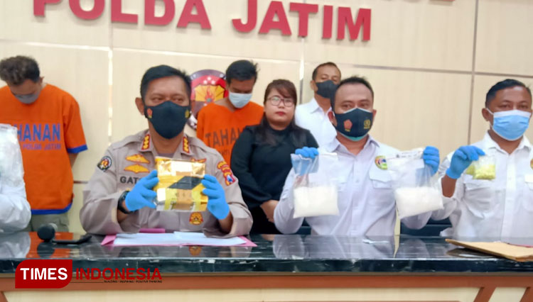 Polda Jatim saat ungkap kasus Narkoba. (Foto: Khusnul Hasana/TIMES Indonesia). 