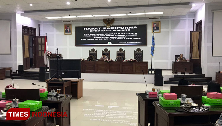 Suasana kegiatan rapat paripurna tentang pembahasan Ranperda APBD TA 2022 yang diikuti Wali Kota Malang secara virtual, Senin (4/10/2021). (Foto: Rizky Kurniawan Pratama/TIMES Indonesia)
