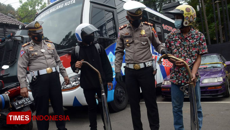 Satlantas Polresta Malang Kota saat meminta kedua pemilik sepeda motor menawa knalpot brong usai dilakukan pelepasan. (Foto: Adhitya Hendra/TIMES Indonesia)