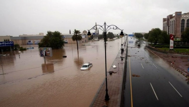 Ribuan orang di daerah pesisir di Oman yang terendam air ini dievakuasi.(FOTO A:BBC/EPA)Jalan-jalan di ibu kota Oman, Muscat, dan tempat lain di pantai telah terendam.(FOTO B:BBC/Reuters)