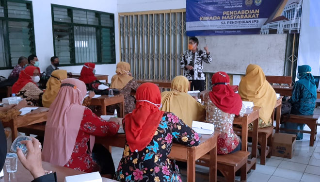 Proses pengajaran mengenai aplikasi RBL oleh Prodi S2 Pendidikan IPS untuk guru-guru SMP di Kabupaten Nganjuk (FOTO: Dok. PKM Unesa to TIMES Indonesia)