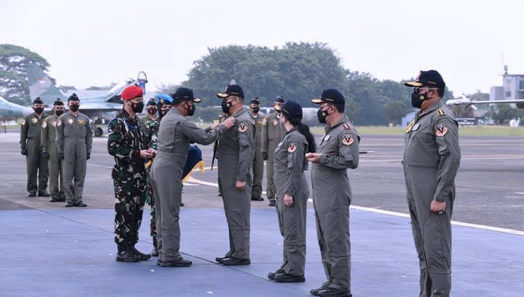 Panglima TNI Sematkan Brevet Wing Kehormatan Penerbang Kepada Empat ...