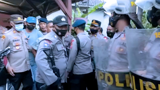Suasana penangkapan ketua F-Kamis yang diduga melakukan provokasi bentrokan di perbatasan Kabupaten Indramayu dan Majalengka.(Foto: Tangkapan layar)