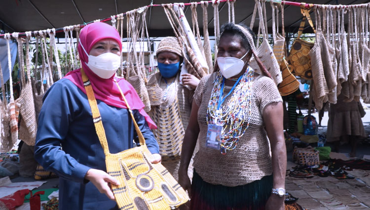 Gubernur Jatim Khofifah bersama Kordinator Pasar Imbi yang khusus menjual Noken, Nelly Yeimo, Senin (4/10/2021). (FOTO: Dok. Humas Pemprov Jatim)