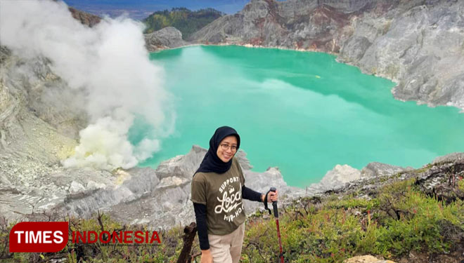 A visitor enjoying her time at Ijen Crater Banyuwangi. (PHOTO: Almas Putri Muslimah For TIMES Indonesia)