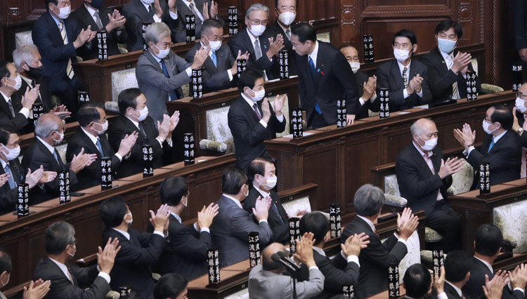 Suasana di sidang Majelis Rendah saat Fumio Kishida (membungkuk) ketika terpilih sebagai perdana menteri hari Senin (4/10/2021). (FOTO: Japan Today/AP)