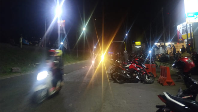 Ratusan massa diduga anggota sebuah perguruan pencak silat menggeruduk Mapolres Blitar, Senin (4/10/2021) malam. (Foto: Istimewa)