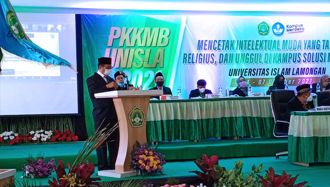Rektor Universitas Islam Lamongan (Unisla) saat menyampaikan sambutan dalam PKKMB secara virtual, (Foto : Humas Unisla for TIMES Indonesia)