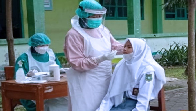 Test Antigen untuk siswa di SMK Maarif NU 1 Wangon sebelum pembelajaran tatap muka.(FOTO : Dwi Inayatul For TIMES Indonesia)