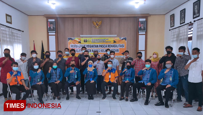 Foto bersama Kepala Bapas Kelas II Kediri Yuyun Nurliana saat penutupan kegiatan pasca rehabilitasi klien Narkotika. (Foto: Canda Adisurya/TIMES Indonesia)