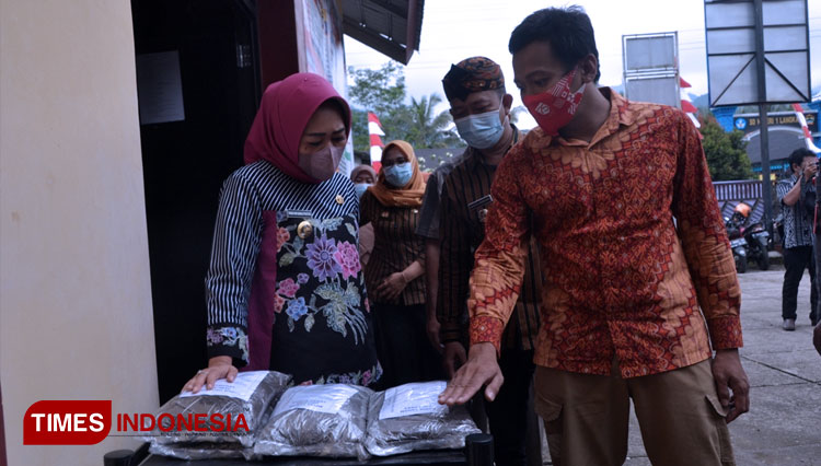menyerahkan-bantuan-kendaraan-roda-tiga-pada-bank-sampah-2.jpg