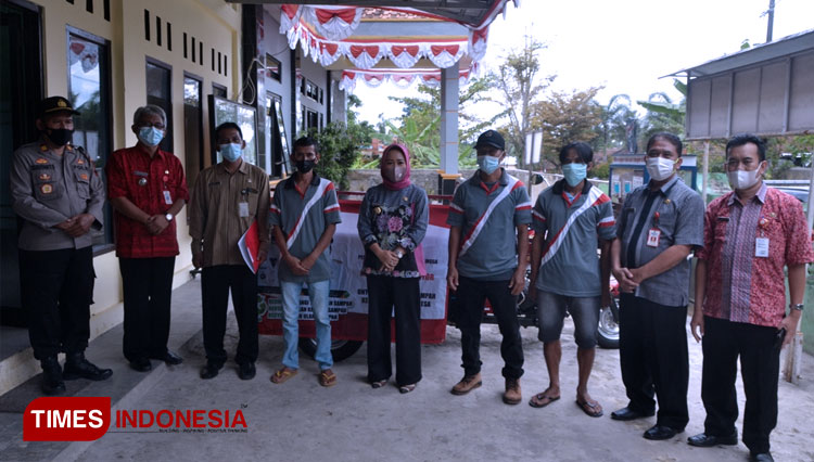 menyerahkan-bantuan-kendaraan-roda-tiga-pada-bank-sampah-3.jpg