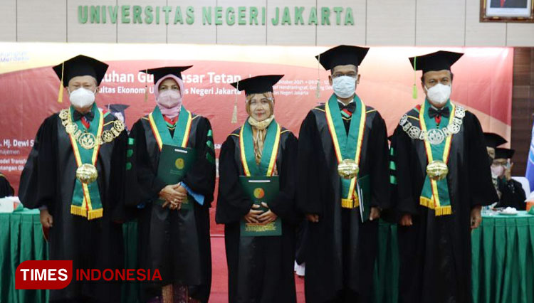 Prof. Komarudin (Rektor UNJ); Prof. Dr. Dra. Hj. Dewi Susita, M.Si; Prof. Dr. Sri Indah Nikensari, M.Si; Prof. Dr. Harya Kuncara Wiralaga, S.E., M.Si; Prof. Hafidz (Ketua Senat UNJ)