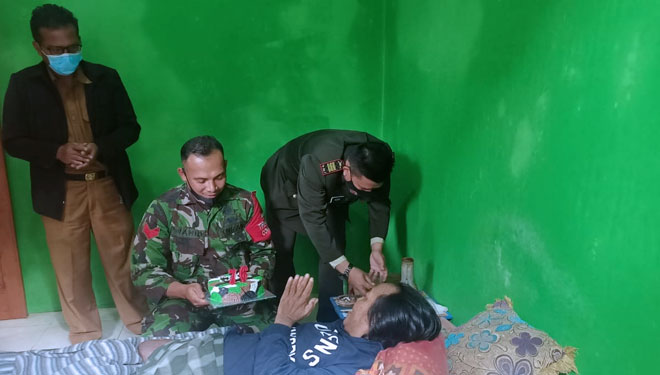 Danramil 04/Karangkobar Kapten Inf Asep Zaenal dan jajarannya saat berkunjung ke tempat korban selamat bencana alam Jemblung. (FOTO : Pendim BNA for TIMES Indonesia)