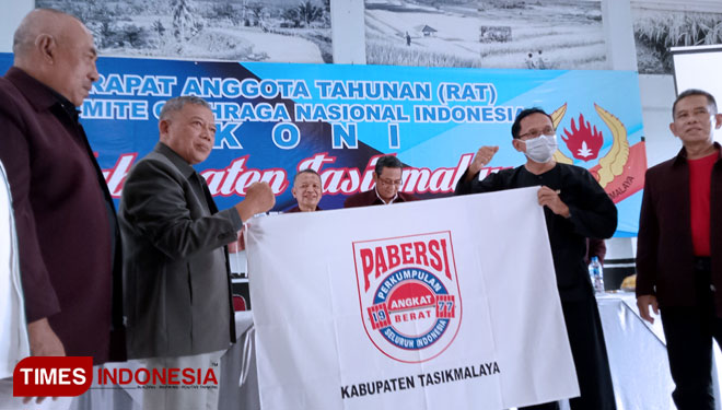 Ketua KONI Kabupaten Tasikmalaya Drs. H. Saeful Hidayat menerima bendera cabor anggota baru KONI dalam acara RAT, di RM Baraya Sunda, Jalan BKR, Kahuripan, Tawang, Kota Tasikmalaya, Jawa Barat, Selasa (5/10/21) siang (FOTO: Harniwan Obech/TIMES Indonesia