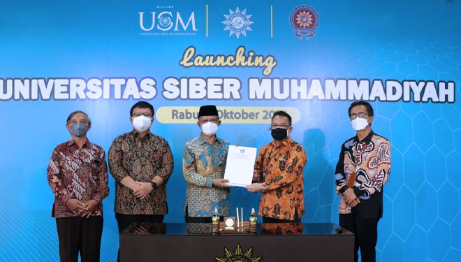 Ketua Umum PP Muhammadiyah Haedar Nashir saat menerima izin operasional Universitas SiberMu dari Kemendikbudristek. (Foto: Dok. Muhammadiyah)