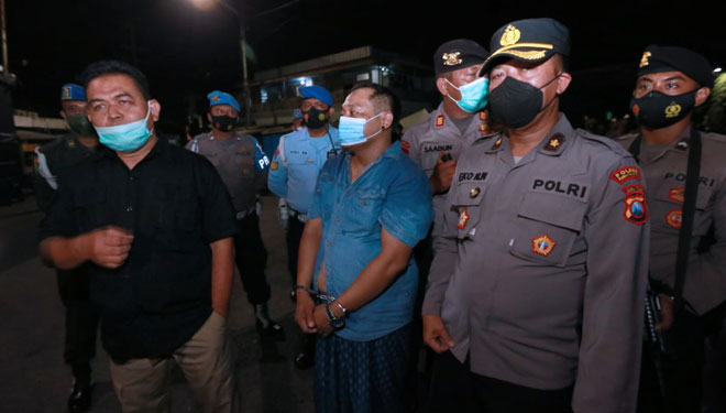 Petugas gabungan saat menggerebek Kampung Narkoba di Jalan Kunti, Surabaya, Rabu (6/10/2021). (Foto: dok. Humas Polda Jatim untuk TIMES Indonesia)