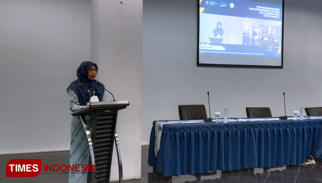 Sekretaris Jurusan Ilmu Ekonomi FEB UB Dr. Nurul Badriyah, SE., ME saat memberikan pengarahan kepada mahasiswa. (Foto: Naufal Ardiansyah/TIMES Indonesia)