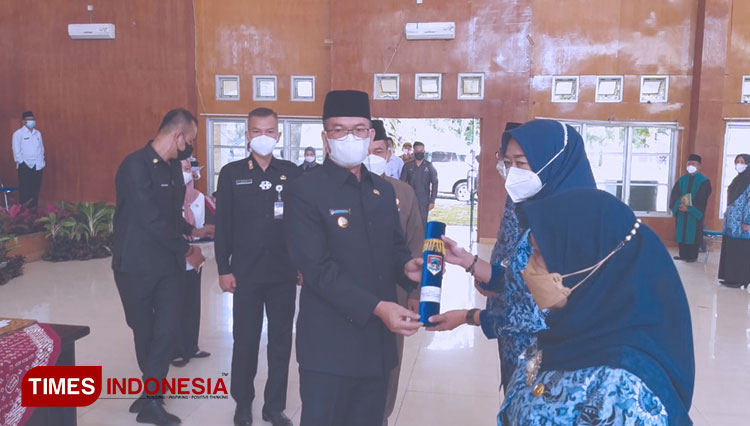 Wali Kota Pagaralam Alpian Maskoni lantik Kepala SD dan SMP se Kota Pagaralam.  (Foto: Asnadi/TIMES Indonesia) 