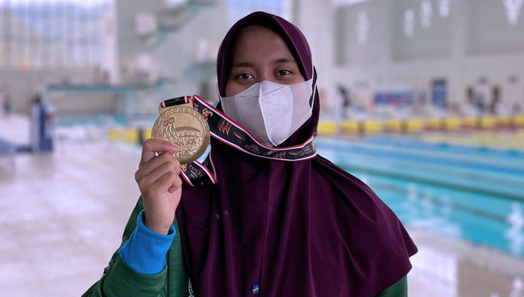 Nafa Amadea, Atlet Selam Kota Batu hari ini meraih medali emas dari nomor estafet bifin putri. (FOTO: POSSI Kota Batu for TIMES Indonesia)