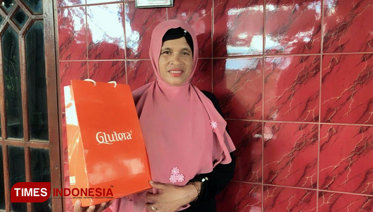 Juminah bersama produk Glutera (Foto: Glutera for TIMES Indonesia)
