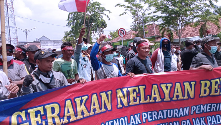 Ratusan nelayan di Kabupaten Pamekasan saat unjuk rasa depan kantor DPRD setempat. (Foto: Akhmad Syafi'i/TIMES Indonesia)