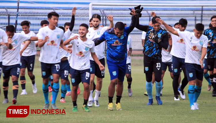 Pemain Persela Lamongan kembali berlatih di Stadion Surajaya Lamongan, Kamis (7/10/2021). (FOTO: MFA Rohmatillah/ TIMES Indonesia)