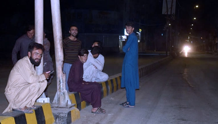 Penduduk-Quetta-berkumpul-di-luar-rumah-mereka-setelah-gempa-bumi.jpg