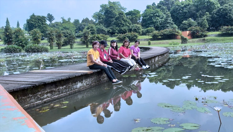 Pengunjung yang datang melakukan foto bersama di jembatan Danau Dora yang ditumbuhi teratai. (Foto : Dokumen Pribadi)