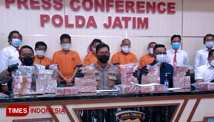 Polda Jatim saat ungkap kasus uang palsu, Kamis (7/10/2021). (Foto: Khusnul Hasana/TIMES Indonesia).