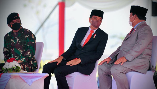 Presiden Jokowi bersama Menhan Prabowo Subianto dan Panglima TNI Marsekal TNI Hadi Tjahjanto saat penetapan Komcad TNI TA 2021 Matra Darat. (Foto: Dok. Kemhan)