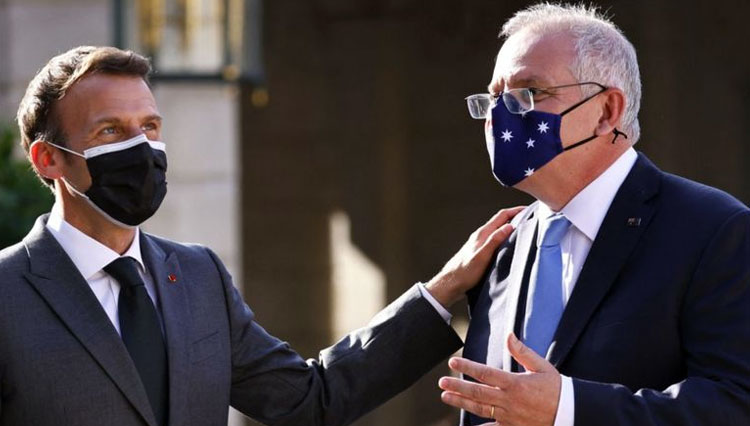 Scott Morrison (kanan) tidak memperingatkan Emmanuel Macron tentang rencana Australia selama pertemuan di bulan Juni.(FOTO: BBC/Getty Image)