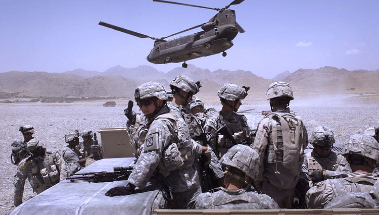 Tentara Amerika Serikat yang bertugas di Afghanistan. 7 Oktober 2001 menjadi awal serangan militer Afghanistan untuk menghancurkan Taliban. (foto: getty image)